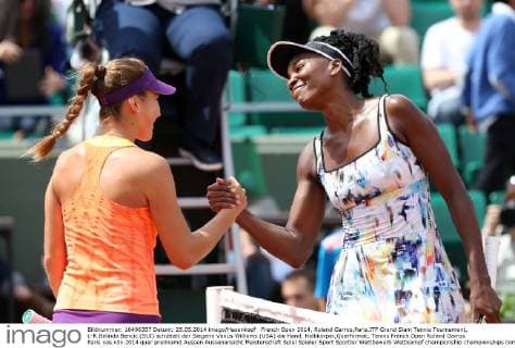 French Open 2014, Roland Garros,Paris,ITF Grand Slam Tennis Tournament, L-R.Belinda Bencic (SUI) schüttelt der Siegerin Venus Williams (USA) die Hand, Halbkörper,Querformat,