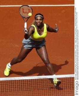 (140525) -- PARIS, May 25, 2014 (Xinhua) -- Serena Williams of the United States returns the ball during her Women s Singles first round match on day 1 of the French Open at Roland Garros in Paris on May 25, 2014. 