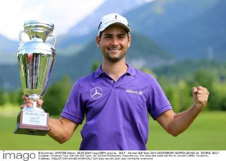 GOLF - Kärnten Golf Open 2014 GÖDERSDORF,AUSTRIA,25.MAI.14 - DIVERS, GOLF - European Challenge Tour, Kärnten Golf Open, GC Schloss Finkenstein, Siegerehrung. Bild zeigt den Jubel von Moritz Lampert (GER). Keywords: Trophaee. 