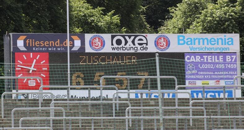 Fußball, Stadiongeschichte Wuppertaler SV A-Junioren, Bundesliga, Staffel West, Saison 2013 2014, 26. Spieltag, Wuppertaler SV - FC Schalke 04. -- Die Anzeigentafel in Wuppertal zeigt es an, Zuschauerrekord.