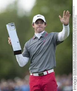25.05.2014. Wentworth, England. Rory MCILROY NIR holds aloft his trophy as he wins the 2014 BMW PGA Golf Herren Championship from The West Course Wentworth Golf Club. xStephenxBartholomewx  ActionPlus20596550