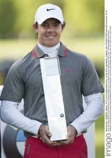 25.05.2014. Wentworth, England. Rory MCILROY NIR holds aloft his trophy as he wins the 2014 BMW PGA Golf Herren Championship from The West Course Wentworth Golf Club. xStephenxBartholomewx  ActionPlus20596563