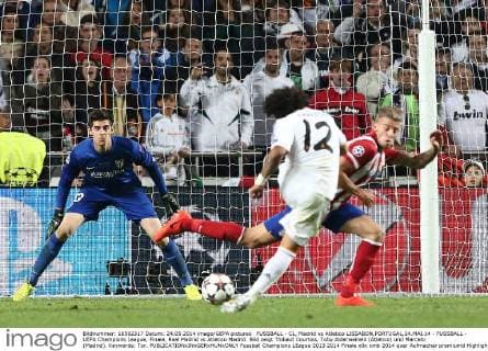 FUSSBALL - CL, Madrid vs Atletico LISSABON,PORTUGAL,24.MAI.14 - FUSSBALL - UEFA Champions League, Finale, Real Madrid vs Atletico Madrid. Bild zeigt Thibaut Courtois, Toby Alderweireld (Atletico) und Marcelo (Madrid). Keywords: Tor. 