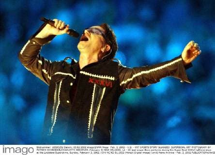 Feb. 3, 2002 - U.S. - KRT SPORTS STORY SLUGGED: SUPERBOWL KRT PHOTOGRAPH BY PATRICK SCHNEIDER CHARLOTTE OBSERVER (February 3) NEW ORLEANS, LA - U2 lead singer Bono performs during the Super Bowl XXXVI halftime show at the Louisiana Superdome, Sunday, February 3, 2002. (CH) NC KD BL 2002 (Horiz) (Digital image) (smd) News Archive - Feb. 3, 2002 - ZUMAm67