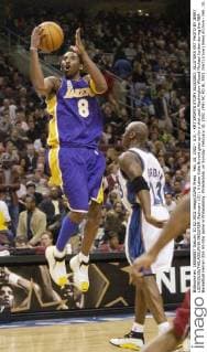 Feb. 10, 2002 - U.S. - KRT SPORTS STORY SLUGGED: ALLSTARS KRT PHOTO BY JERRY LODRIGUSS PHILADELPHIA INQUIRER (February 10) L A Laker Kobe Bryant goes up for a shot past Washington Wizard Michael Jordan during the NBA Basketball Herren USA All-Star game in Philadelphia, Philadelphia, on Sunday, February 10, 2002. (PH) NC KD BL 2002 (Vert) (mvw) News Archive - Feb. 10, 2002 - ZUMAm67