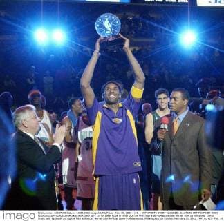 Feb. 10, 2002 - U.S. - KRT SPORTS STORY SLUGGED: ALLSTARS KRT PHOTO BY JERRY LODRIGUSS PHILADELPHIA INQUIRER (February 10) LA Laker Kobe Bryant holds the MVP trophy as NBA Basketball Herren USA commissioner David Stern, left, applauds during the NBA Basketball Herren USA All-Star game in Philadelphia, Philadelphia, on Sunday, February 10, 2002. (PH) NC KD - Feb. 10, 2002 - ZUMAm67
