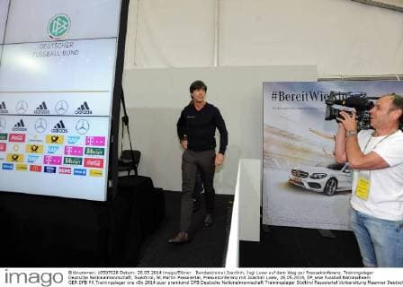 Bundestrainer Joachim, Jogi Löw auf dem Weg zur Pressekonferenz. Trainingslager Deutsche Nationalmannschaft, Südtirol, St.Martin Passeiertal, Pressekonferenz mit Joachim Löw, 26.05.2014, EP_wse