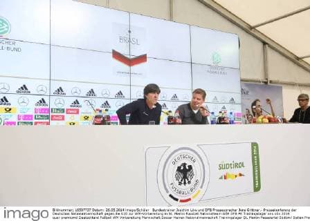 Bundestrainer Joachim Löw und DFB Pressesprecher Jens Grittner.- Pressekonferenz der Deutschen Nationalmannschaft gegen die U20 zur WM-Vorbereitung in St. Martin