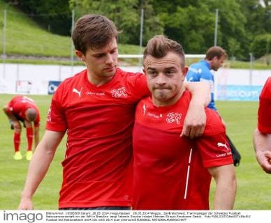 26.05.2014 Weggis , Zentralschweiz. Trainingslager der Schweizer Fussball Nationalmannschaft vor der WM in Brasilien zeigt Valentin Stocker tröstet Xherdan Shaqiri Emotionen Gestik Foto 