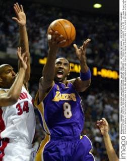 June 15, 2004 - U.S. - NO MAGS, NO SALES -- KRT SPORTS STORY SLUGGED: LAKERS-PISTONS KRT PHOTO BY MICHAEL GOULDING ORANGE COUNTY REGISTER (L.A. TIMES OUT) (June 15) AUBURN HILLS, MI -- LA s Kobe Bryant splits the Detroit defense in the first quarter of Game 5 of the NBA Basketball Herren USA Finals at the Palace of Auburn Hills in Auburn Hills, Michigan, on June 15, 2004. (mvw) 2004 News Archive - June 15, 2004 - ZUMAm67