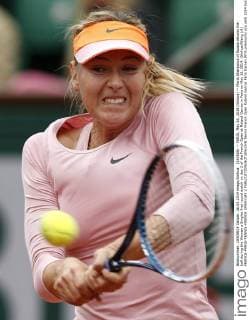 (140526) -- PARIS, May 26, 2014 (Xinhua) -- Maria Sharapova of Russia returns the ball during the Women s Singles first round match on day 2 of the French Open at Roland Garros in Paris on May 26, 2014. (Xinhua Wang Lili) FRANCE-PARIS-TENNIS-FRENCH OPEN-DAY 2 