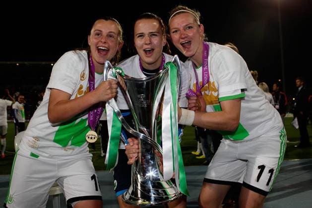 Fussball, Frauen Champions-League, Tyresö FF - VfL Wolfsburg, v.li.: Noelle Maritz (VfL Wolfsburg), Merle Frohms (VfL Wolfsburg), Alexandra Popp (VfL Wolfsburg) mit dem Pokal. xfsx