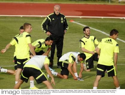 Vicente Del Bosque, Santi Cazorla, Juan Mata. Spain s national team training session. In this picture, Del Bosque, Cazorla and Mata. xJOSExA.xGARCIAx 