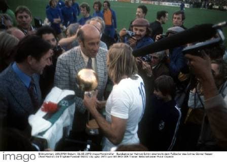 Bundestrainer Helmut Schön überreicht dem Fußballer des Jahres Günter Netzer (Real Madrid) die Trophäe