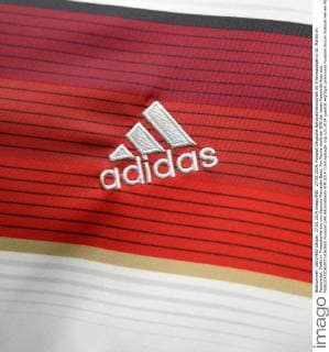 27.05.2014, Fussball Deutsche Nationalmannschaft im Trainingslager in St. Martin im Passeiertal, Südtirol. Pressekonferenz von Sponsor Mercedes-Benz. Am Rande stellt der DFB die neuen Nationaltrikots aus. 