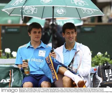 Foto : Novak Djokovic (SRB) plaudert während der Regenpause mit einem Balljungen Tennis French Open Paris , 1. Runde Mo. 26.05.2014