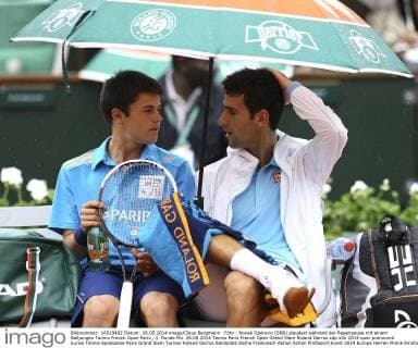 Foto : Novak Djokovic (SRB) plaudert während der Regenpause mit einem Balljungen Tennis French Open Paris , 1. Runde Mo. 26.05.2014