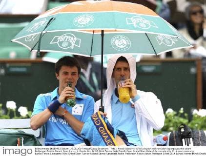 Foto : Novak Djokovic (SRB) plaudert während der Regenpause mit einem Balljungen Tennis French Open Paris , 1. Runde Mo. 26.05.2014