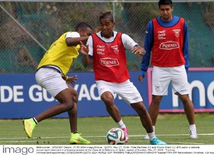 QUITO, May 27, 2014 - Fidel Martinez (C) and Frixion Erazo (L) of Ecuador s national soccer team take part in a training session at the Casa de la Seleccion in Quito, capital of Ecuador, May 27, 2014. Training (Xinhua SantiagoxArmas) (SP)ECUADOR-QUITO-2014 WORLD CUP-TRAINING 