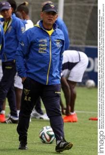 QUITO, May 27, 2014 - Head coach of Ecuador s national soccer team Reinaldo Rueda takes part in a training session at the Casa de la Seleccion in Quito, capital of Ecuador, May 27, 2014. Training (Xinhua SantiagoxArmas) (SP)ECUADOR-QUITO-2014 WORLD CUP-TRAINING 