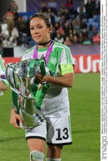Fussball Frauen, UEFA Frauen Champions League Finale, UEFA Women s Champions League Saison 2013 2014, Tyresö FF vs VfL Wolfsburg, 22.05.2014, Estadio Do Restelo-Lisbon, Portugal, Nadine Kessler, mit Pokal