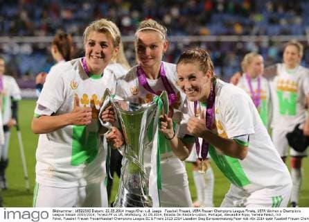 Fussball Frauen, UEFA Frauen Champions League Finale, UEFA Women s Champions League Saison 2013 2014, Tyresö FF vs VfL Wolfsburg, 22.05.2014, Estadio Do Restelo-Lisbon, Portugal, Alexandra Popp, Verena Faisst, mit Pokal,