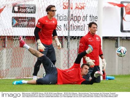 28.05.2014 Weggis , Zentralschweiz. Trainingslager der Schweizer Fussball Nationalmannschaft vor der WM in Brasilien Bild zeigt Yann Sommer mit Brille am Boden Diego Benaglio kniend Roman Buerki alle Torhueter Foto 