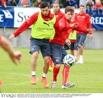 28.05.2014 Weggis , Zentralschweiz. Trainingslager der Schweizer Fussball Nationalmannschaft vor der WM in Brasilien Bild zeigt Blerim Dzemaili Valentin Socker ( r) Foto 