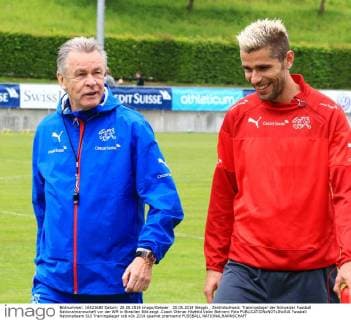28.05.2014 Weggis , Zentralschweiz. Trainingslager der Schweizer Fussball Nationalmannschaft vor der WM in Brasilien Bild zeigt .Coach Ottmar Hitzfeld Valon Behrami Foto 