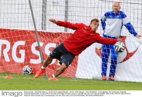28.05.2014 Weggis , Zentralschweiz. Trainingslager der Schweizer Fussball Nationalmannschaft vor der WM in Brasilien Bild zeigt Xherdan Shaqiri versucht sich als Torhueter Einzelbild Foto 