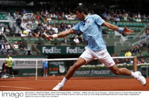 (140528) -- PARIS, May 28, 2014 (Xinhua) -- Novak Djokovic of Serbia returns the ball during the Men s Singles second round match at Roland Garros in Paris on May 28, 2014. 