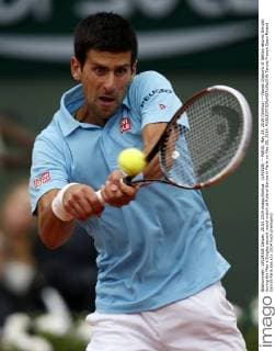 (140528) -- PARIS, May 28, 2014 (Xinhua) -- Novak Djokovic of Serbia returns the ball during the Men s Singles second round match at Roland Garros in Paris on May 28, 2014. 