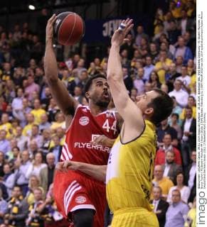 28.05.2014, Basketball BBL, EWE Basklets Oldenburg - FC Bayern München, v.l. Bryce Taylor ( FC Bayern München 44 ) Adam Chubb ( EWE Baskets Oldenburg 11 )