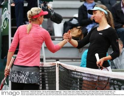 French Open 2014, Roland Garros,Paris,ITF Grand Slam Tennis Tournament, L-R. Sabine Lisicki gratuliert der Siegerin Mona Barthel (beide GER) am Netz nach ihrer Aufgabe wegen Verletzung,Halbkoerper,Querformat,