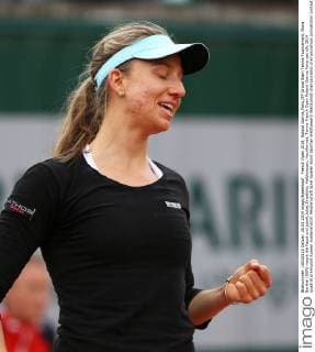French Open 2014, Roland Garros,Paris,ITF Grand Slam Tennis Tournament, Mona Barthel (GER) macht die Faust und jubelt,Jubel,Einzelbild, Halbkoerper, Hochformat,