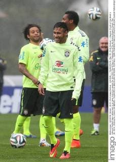 (140529) -- TELESOPOLIS, May 29, 2014 (Xinhua) -- Neymar (front) of the Brazil s national football team takes part in an open trainning session for the 2014 World Cup in Telesopolis of Rio de Janeiro State in Brazil, May 28, 2014. (Xinhua Xu Zijian) (SP)BRAZIL-TELESOPOLIS-BRAZILIAN NATIONAL FOOTBALL TEAM-TRAINING 