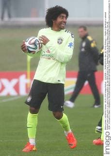 (140529) -- TELESOPOLIS, May 29, 2014 (Xinhua) -- Dante of the Brazil s national football team takes part in an open trainning session for the 2014 World Cup in Telesopolis of Rio de Janeiro State in Brazil, May 28, 2014. (Xinhua Xu Zijian) (SP)BRAZIL-TELESOPOLIS-BRAZILIAN NATIONAL FOOTBALL TEAM-TRAINING 