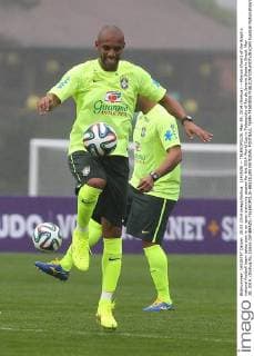 (140529) -- TELESOPOLIS, May 29, 2014 (Xinhua) -- Maicon (front) of the Brazil s national football team takes part in an open trainning session for the 2014 World Cup in Telesopolis of Rio de Janeiro State in Brazil, May 28, 2014. (Xinhua Xu Zijian) (SP)BRAZIL-TELESOPOLIS-BRAZILIAN NATIONAL FOOTBALL TEAM-TRAINING 