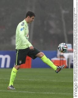 (140529) -- TELESOPOLIS, May 29, 2014 (Xinhua) -- Oscar of the Brazil s national football team takes part in an open trainning session for the 2014 World Cup in Telesopolis of Rio de Janeiro State in Brazil, May 28, 2014. (Xinhua Xu Zijian) (SP)BRAZIL-TELESOPOLIS-BRAZILIAN NATIONAL FOOTBALL TEAM-TRAINING 