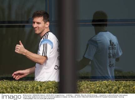 (140529) -- EZEIZA, May 29, 2014 (Xinhua) -- Argentina s national soccer team player Lionel Messi gestures at the end of a training session in Ezeiza City May 28, 2014. 