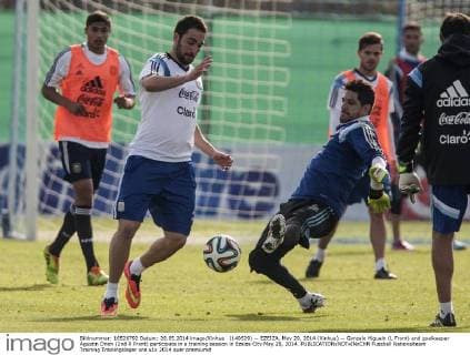 (140529) -- EZEIZA, May 29, 2014 (Xinhua) -- Gonzalo Higuain (L Front) and goalkeeper Agustin Orion (2nd R Front) participate in a training session in Ezeiza City May 28, 2014. 