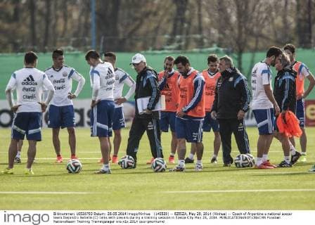 (140529) -- EZEIZA, May 29, 2014 (Xinhua) -- Coach of Argentina s national soccer team Alejandro Sabella (C) talks with players during a training session in Ezeiza City May 28, 2014. 