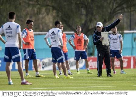 (140529) -- EZEIZA, May 29, 2014 (Xinhua) -- Argentina s national soccer team coach Alejandro Sabella (R) gestures during a training session in Ezeiza City May 28, 2014. 