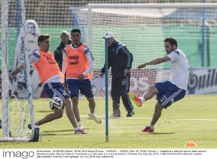 (140529) -- EZEIZA, May 29, 2014 (Xinhua) -- Argentina s national soccer team players Gonzalo Higuain (R) and Federico Fernandez (L) take part in a training session in Ezeiza City May 28, 2014. 