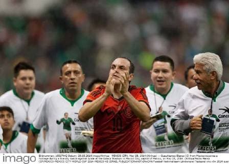 MEXICO CITY, May 28, 2014 (Xinhua) -- Cuauhtemoc Blanco (C) from Mexico receives a homage during a friendly match against Israle at the Azteca Stadium in Mexico City, capital of Mexico, on May 28, 2014. (Xinhua Pedro Mera) (SP)MEXICO-MEXICO CITY-WORLD CUP 2014-MEXICO VS ISRAEL 