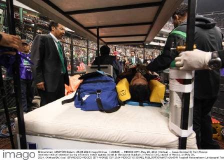 (140528) -- MEXICO CITY, May 28, 2014 (Xinhua) -- Jesus Corona (C) from Mexico receives medical attention during a friendly match against Israel at the Azteca Stadium, in Mexico City, capital of Mexico, on May 28, 2014. (Xinhua Str) (ce) (SP)MEXICO-MEXICO CITY-WORLD CUP 2014-MEXICO VS ISRAEL 