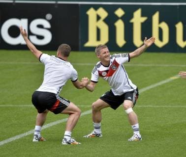 29.05.2014, Fussball Deutsche Nationalmannschaft im Trainingslager in St. Martin im Passeiertal, Südtirol. v.li: Lukas Podolski, Bastian Schweinsteiger 