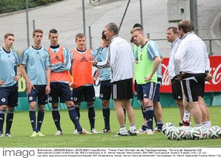 Trainer Frank Wormuth bei der Teambesprechung - Training der Deutschen U20 Nationalmannschaft im Rahmen der WM-Vorbereitung in St. Martin