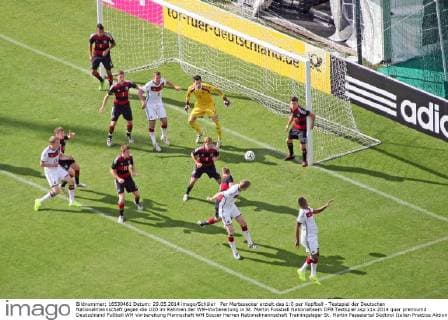 Per Mertesacker erzielt das 1:0 per Kopfball - Testspiel der Deutschen Nationalmannschaft gegen die U20 im Rahmen der WM-Vorbereitung in St. Martin