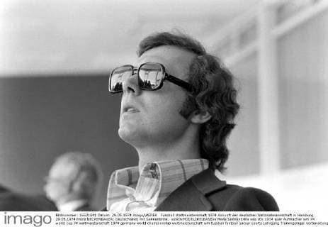 Fussball Weltmeisterschaft 1974 Ankunft der deutschen Nationalmannschaft in Hamburg 29.05.1974 Franz BECKENBAUER( Deutschland) mit Sonnenbrille. xxNOxMODELxRELEASExx